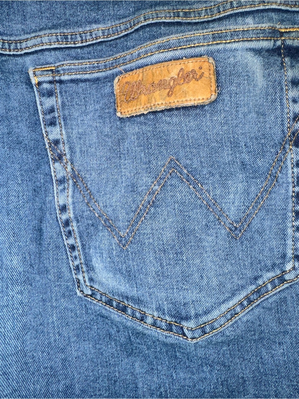 Wrangler Classic Straight Men's Jeans in Medium Blue - Picture 4 of 6